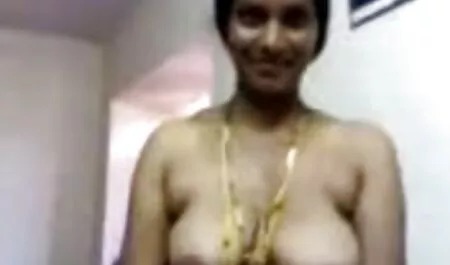 Gay, anh cúi đầu như một con khốn và ngồi trên dương vật phim sexx moi nhat của mình.