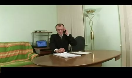 Cô gái xinh đẹp nằm trên đường và mời khiêu jav của nhật dâm.