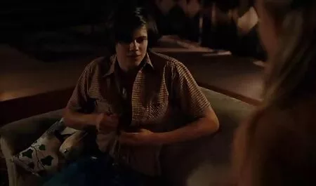 Lesbian Carly Montana phim nóng nhật bản và Marie vuốt ve nhau trên giường.