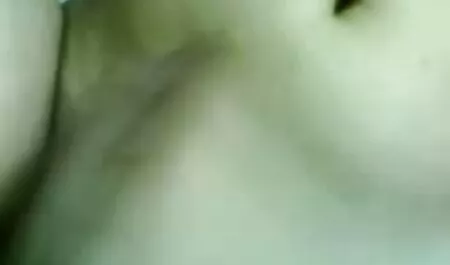 Một jav cap nhat người phụ nữ béo ở giữa vườn nho.