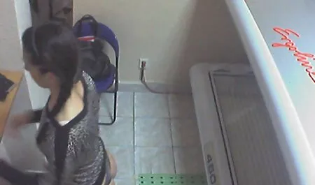Cô vuốt ve mình trong hậu môn. sex moi nhat hd