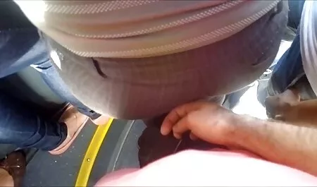 Những người đàn ông trong những người đàn ông khóa phòng thay quần áo của họ, và đột nhiên, một trong số họ nghe một ai đó hắt hơi. Anh nhìn gần hơn, nó chỉ ra rằng một số loại gái đã đi vào tủ quần áo, nam diễn viên sex nhật kéo cô ra và làm mình nhỏ