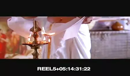 Châu á nét âm hộ của phim sex nhật sextoy mình với ngón tay của cô.