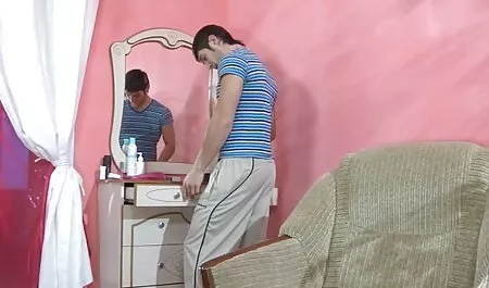 Vẻ đẹp liếm jav khong che moi nhat môi của cô bạn gái.
