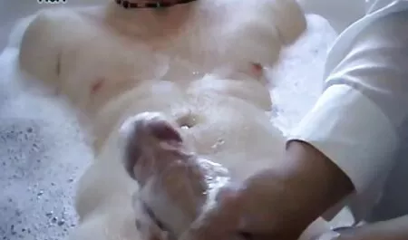 Đôi tình nhân nằm xuống trên ghế và bắt nhung trang sex nhat ban đầu nóng.